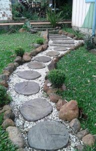 العشب الصناعي مقابل العشب الطبيعي